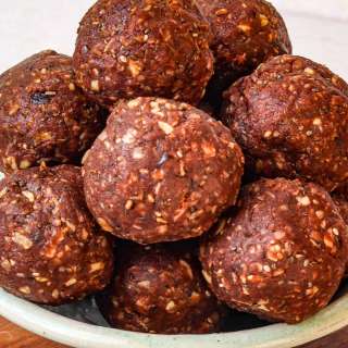 Peanut Butter-Chocolate Chip Oatmeal Balls