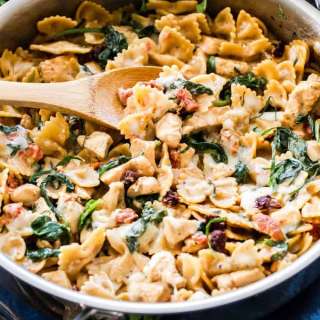One Pot Creamy Sun Dried Tomato and Spinach Pasta with Chicken