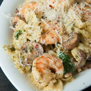 Shrimp Pesto Pasta with Spinach and Mushrooms