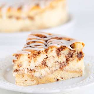 Cinnamon Roll Cheesecake