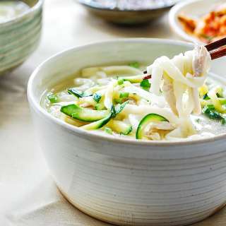Dak Kalguksu (Chicken Noodle Soup)