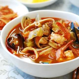 Jjamppong (spicy seafood noodle soup)