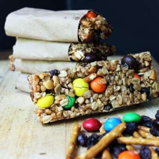 Crispy & Chewy Trail Mix Granola Bars