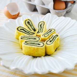Gyeran mari (rolled omelette) with seaweed
