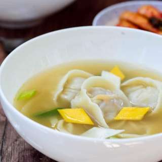 Manduguk (Korean Dumpling Soup)