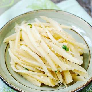 Doraji namul (Sautéed Bellflower Roots)