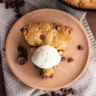Chocolate Caramel Pizookie (Cookie Pizza!)