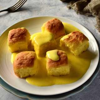 Dukátové buchtičky - Czech sweet yeasted buns with vanilla sauce