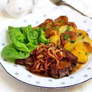Zwiebelrostbraten – Czech Vídeňská roštěná