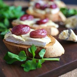 Crostini with Blue Cheese and Roasted Grapes