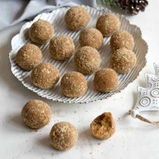 No Bake Christmas Honey Balls (Czech Medovníkové koule)