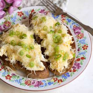 Pan-fried Bread with Scrambled Eggs (Šumavská topinka)