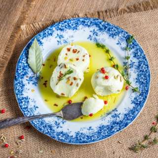 Marinated Goat Cheese with Garlic and Thyme